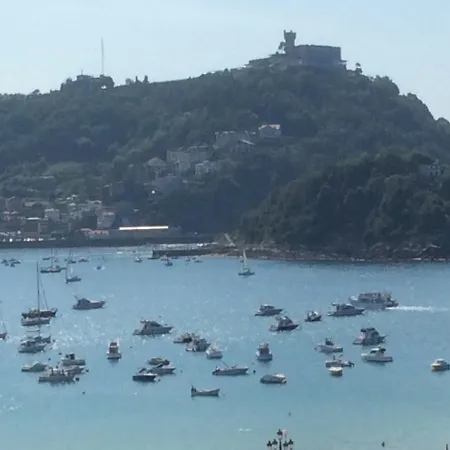 Alderdi Eder. Con Vistas A La Bahia De La Concha * San Sebastian